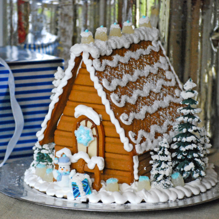 hanukkah-gingerbread-house-solvang-bakery